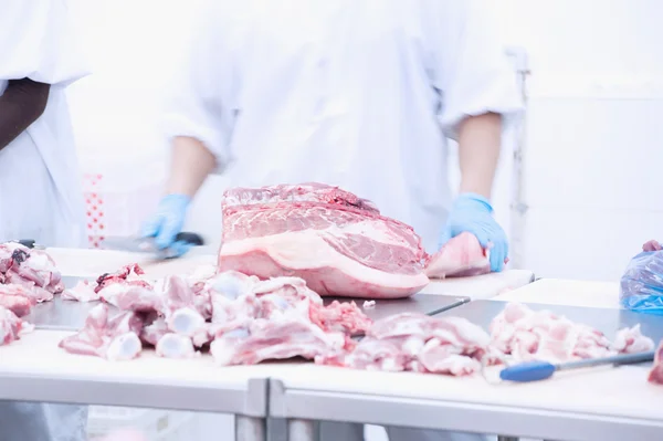Açougueiro que corta carne de porco fresca — Fotografia de Stock