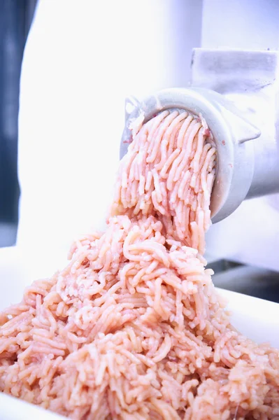 Mincer machine and fresh chopped meat — Stock Photo, Image