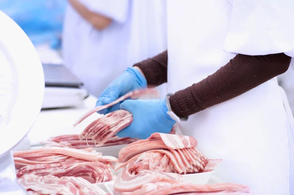 Butcher packing pork — Stock Photo, Image