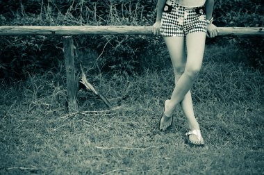 güzel kadın bacaklar yüksek topuk ayakkabı çimenlerin üzerinde