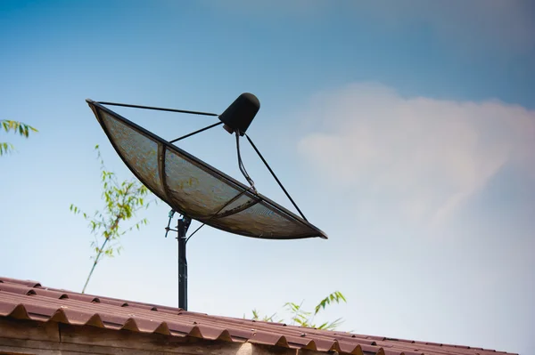 Nagy fekete parabolaantenna a tetőn — Stock Fotó