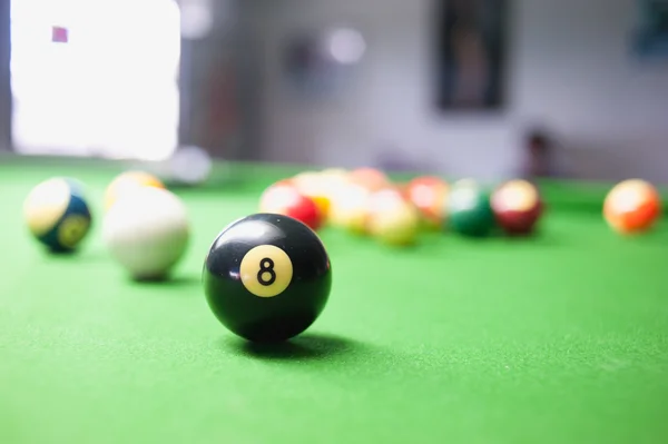 Pool balls on green snooker table — Stock Photo, Image