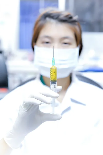 Médico usando una jeringa — Foto de Stock