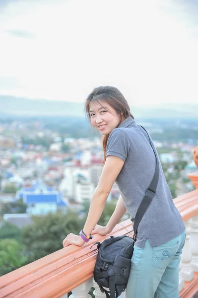 Ritratto asiatico bella giovane donna su terrazza — Foto Stock