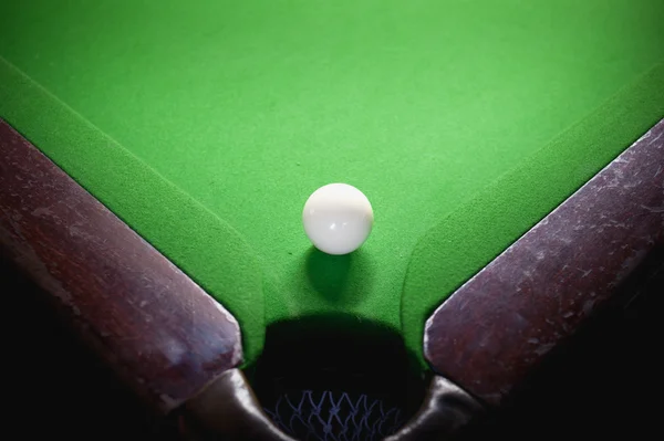 Bola de snooker na mesa de superfície verde — Fotografia de Stock