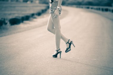 yüksek topuk ayakkabı yolda bacaklarda güzel kadın