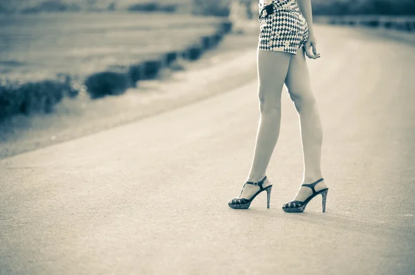 Красива жінка ноги на високих підборах взуття на дорозі — стокове фото