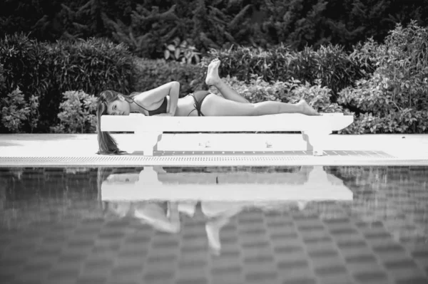 Bikini asia mujer en sunbath longue junto a la piscina — Foto de Stock
