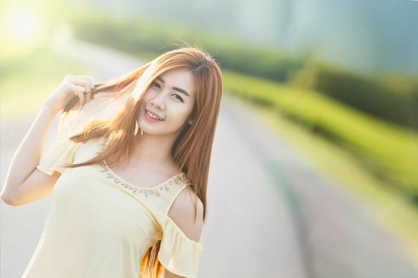 Portré Thai gyönyörű lány a szabadban — Stock Fotó