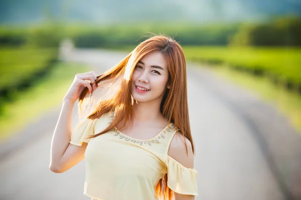 Retrato sonrisa tailandés Hermosa chica en el sol en el camino — Foto de Stock