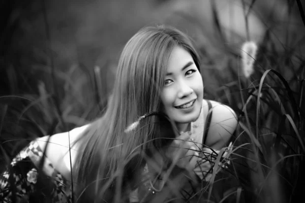 Noir et blanc Portrait Thai Belle fille assise sur l'herbe — Photo