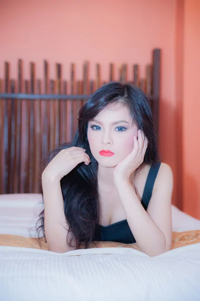 Asiatique sexy jeune femme mensonge sur lit, dans chambre d'hôtel — Photo