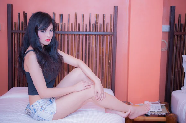 Asiatico sexy ragazza seduta su letto in il camera da letto — Foto Stock