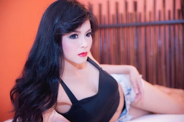 Asia hermosa joven mujer acostada en la cama —  Fotos de Stock