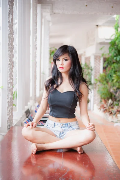 Asia красивая сексуальная женщина сидит позируя на столе — стоковое фото