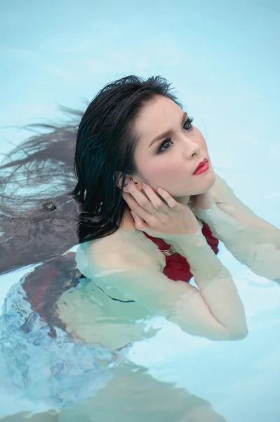 Asia hermosa mujer sexy disfrutar en la piscina — Foto de Stock