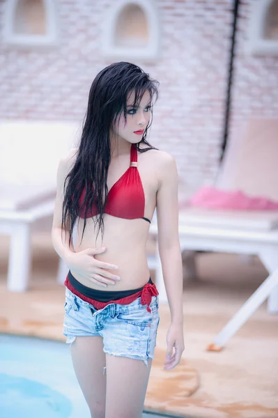 Ásia sexy jovem menina de pé perto de piscina — Fotografia de Stock