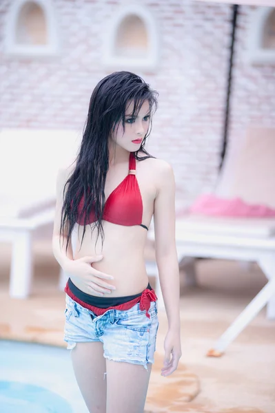 Asia sexy young girl standing near swimming pool — Stock Photo, Image
