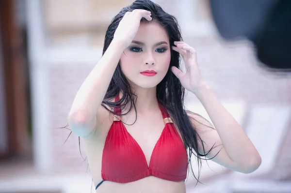 Asia sexy young girl standing near swimming pool — Stock Photo, Image