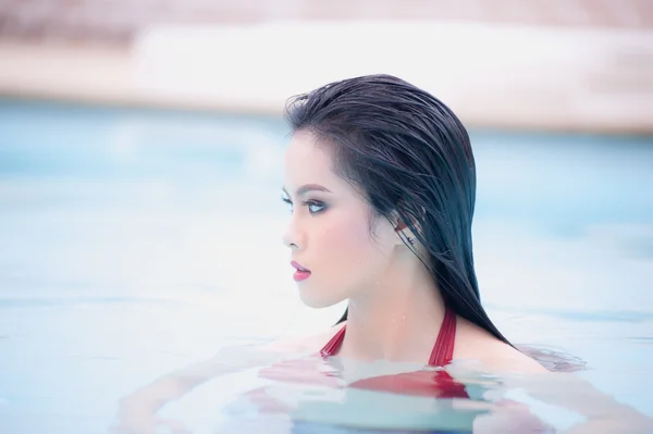 Asie sexy jeune femme debout dans l'eau à la piscine — Photo