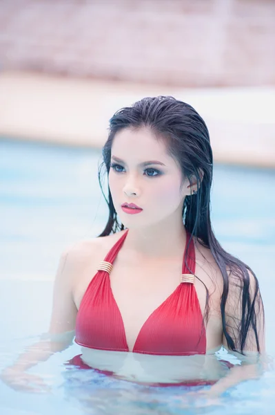 Yüzme Havuzu, su içinde duran Asya seksi genç kadın — Stok fotoğraf