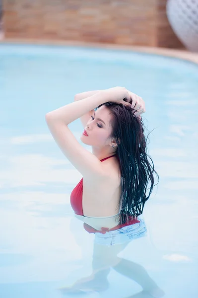 Ασία σέξι νεαρή γυναίκα να στέκεται στο νερό στην πισίνα — Φωτογραφία Αρχείου