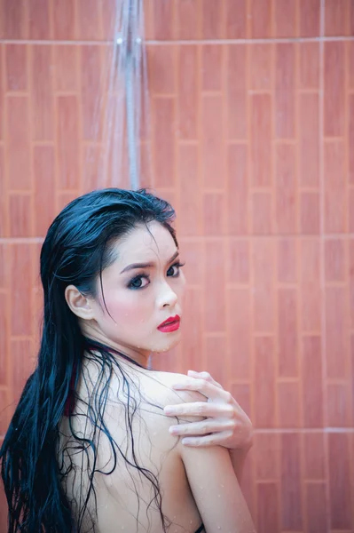 Asiático sexy chica de pie bajo ducha en swimmng piscina — Foto de Stock