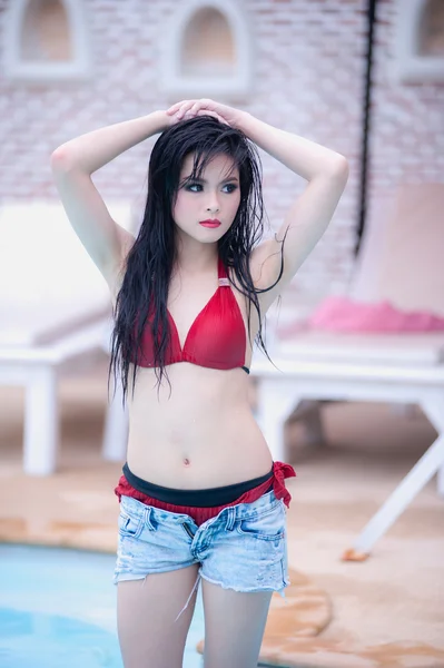 Asia sexy młoda dziewczyna stoi w pobliżu basenu — Zdjęcie stockowe