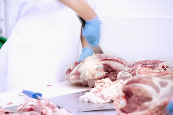 Açougueiro cortando carne de porco — Fotografia de Stock