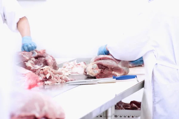 Butcher that cuts fresh pork — Stock Photo, Image