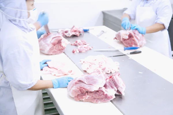 Rzeźnik rozbioru mięsa na stole — Zdjęcie stockowe