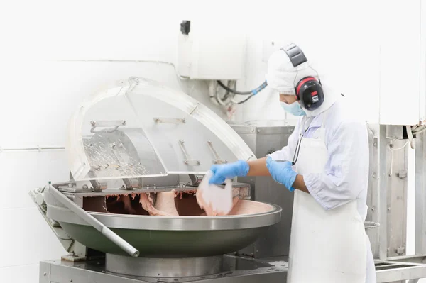 Açougueiro misturando ingrediente em mechine para bola de carne — Fotografia de Stock