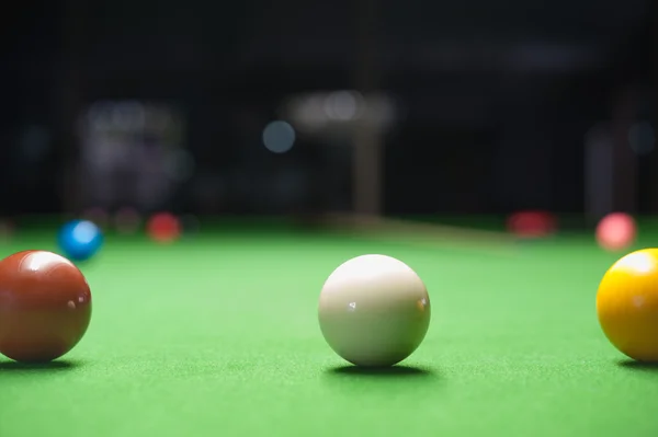 Snooker bal op groene oppervlakte tafel — Stockfoto