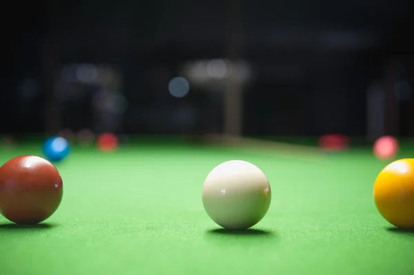 Snooker bal op groene oppervlakte tafel — Stockfoto