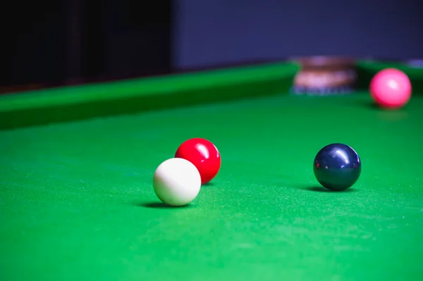 Bilardo topu yeşil yüzey tablo — Stok fotoğraf