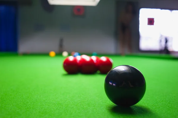 Bilardo topu yeşil yüzey tablo — Stok fotoğraf