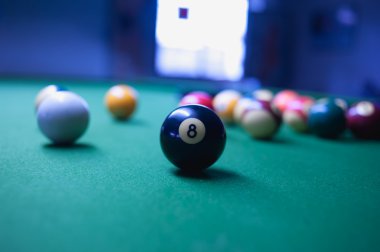havuz topları yeşil snooker masada 