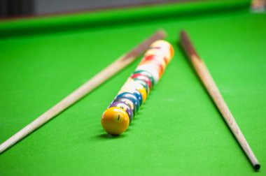 Bilardo top ve isteka yeşil masada 