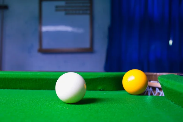 Snooker golyó a zöld felszíni táblázat — Stock Fotó
