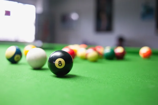 Bolas de piscina na mesa de snooker verde — Fotografia de Stock