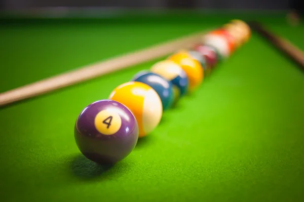 Billiard ball and cue on green table — Stock Photo, Image