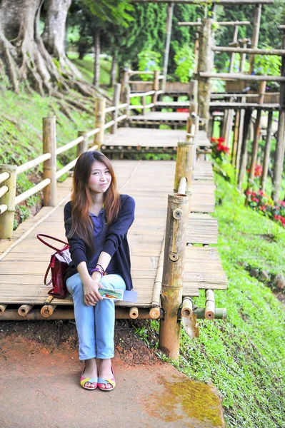 Retrato asia joven mujer feliz y sonrisa en Doi tung jardín, Dh —  Fotos de Stock