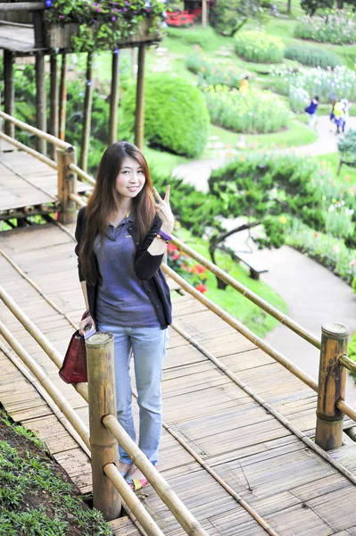 Retrato asia joven mujer feliz y sonrisa en Doi tung jardín, Dh —  Fotos de Stock