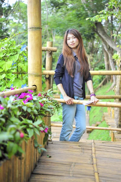 세로 아시아 젊은 여성이 행복 하 고도 퉁 정원, Dh에 미소 — 스톡 사진