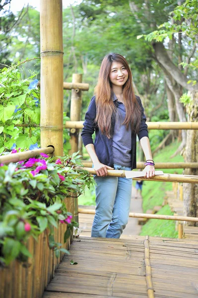 Portrét Asie mladá žena radost a úsměv na Doi tung garden, Dh — Stock fotografie