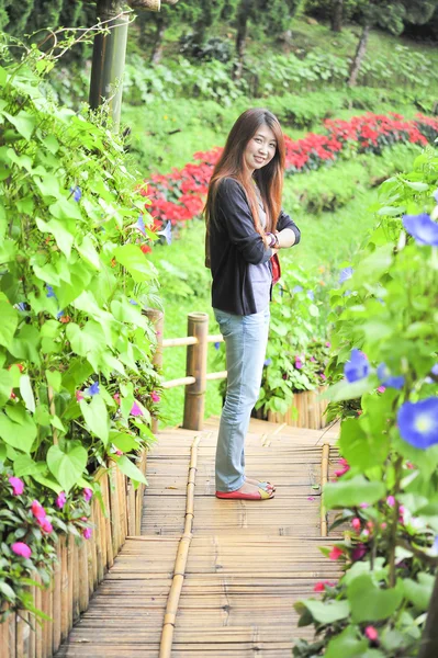 Retrato ásia jovem mulher feliz e sorriso no Doi tung jardim, Dh — Fotografia de Stock