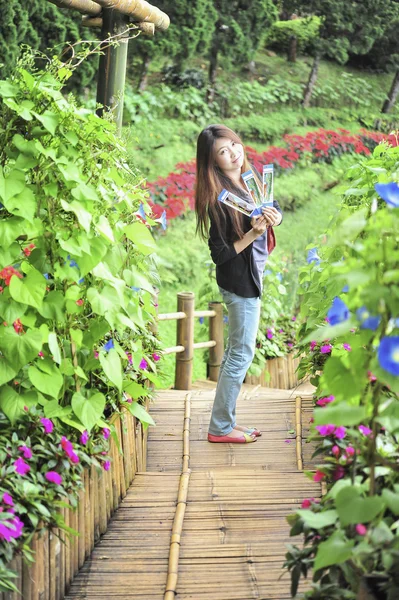 Ritratto asiatico giovane donna felice e sorriso su Doi tung giardino, Dh — Foto Stock