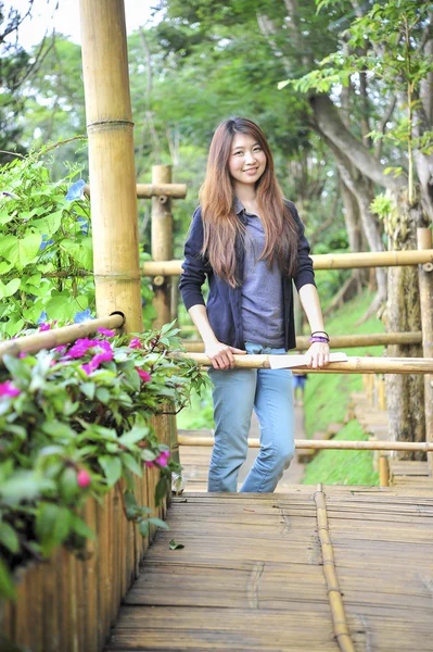 Retrato ásia jovem mulher feliz e sorriso no Doi tung jardim, Dh — Fotografia de Stock