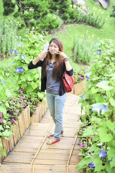 Retrato ásia jovem mulher feliz e sorriso no Doi tung jardim, Dh — Fotografia de Stock