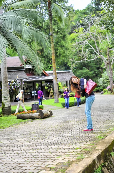 Portré Ázsiában fiatal nő boldog és mosolyog, Doi tung kert, Dh — Stock Fotó